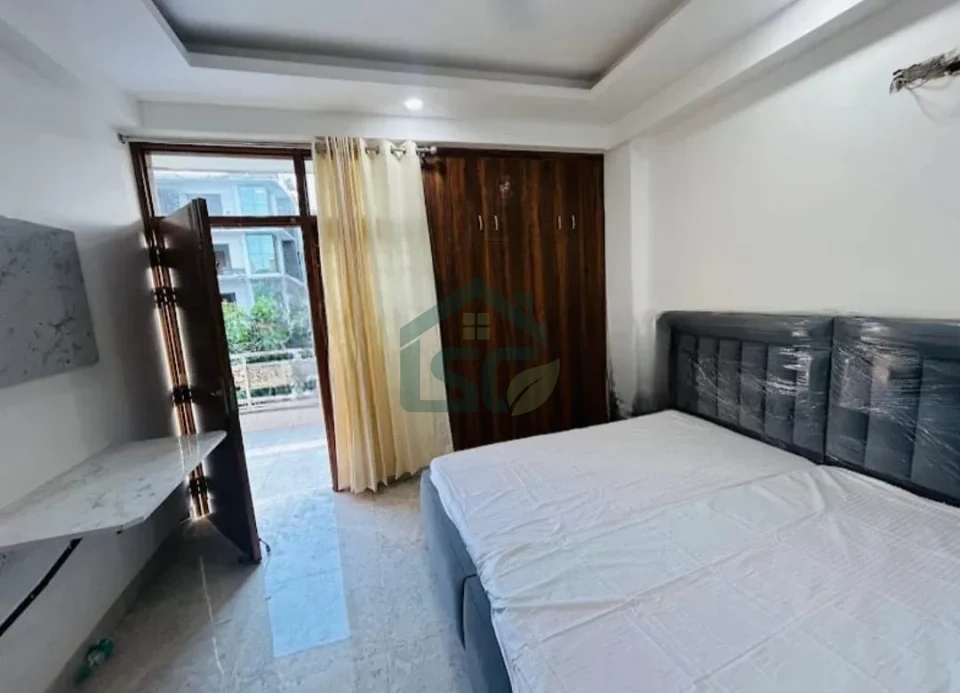 At Huddle Stays, Hazipur, Noida