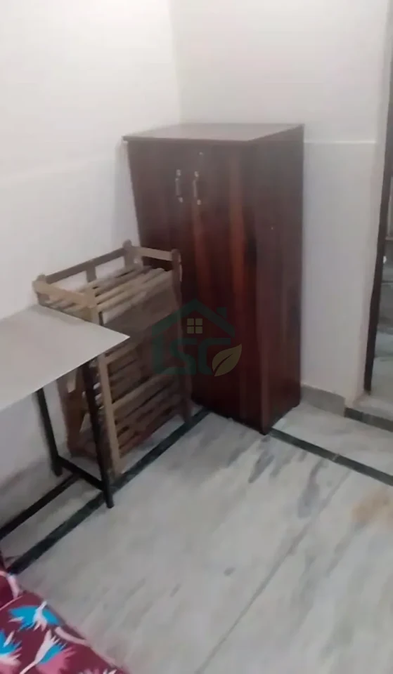 Deepak boys and girls in Mukherjee Nagar, Delhi — property photo 1