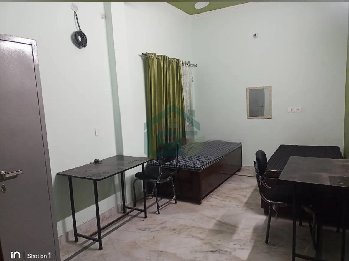 At Lal Ji Accommodation, Clement Town, Dehradun