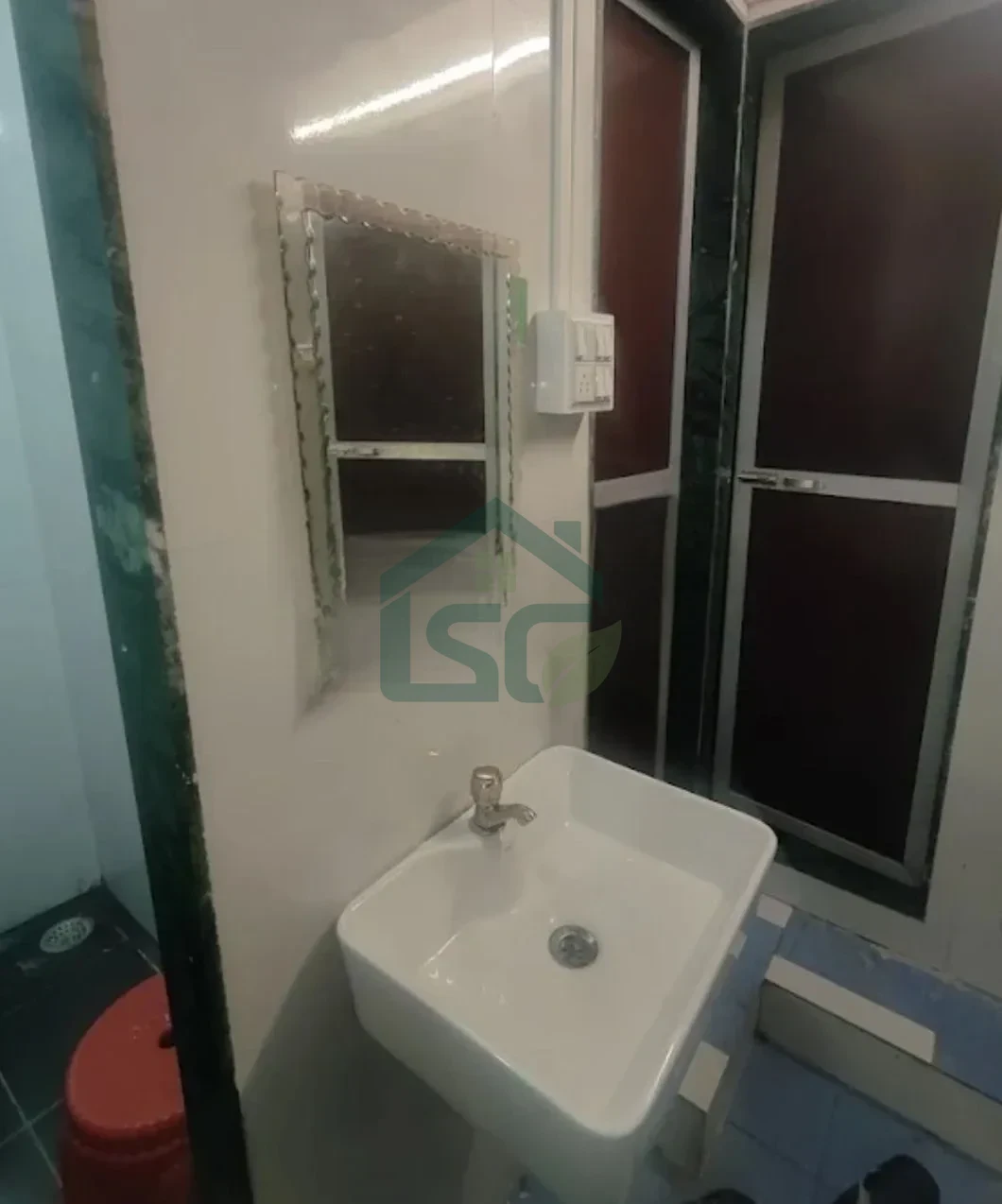 At Yaan Dormitory Gents Hostel, Mandvi, Mumbai
