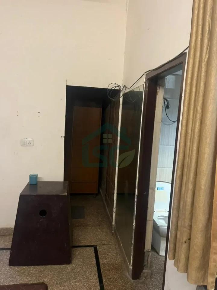 Unique co hed in DLF Phase 1, Gurugram — property photo 1