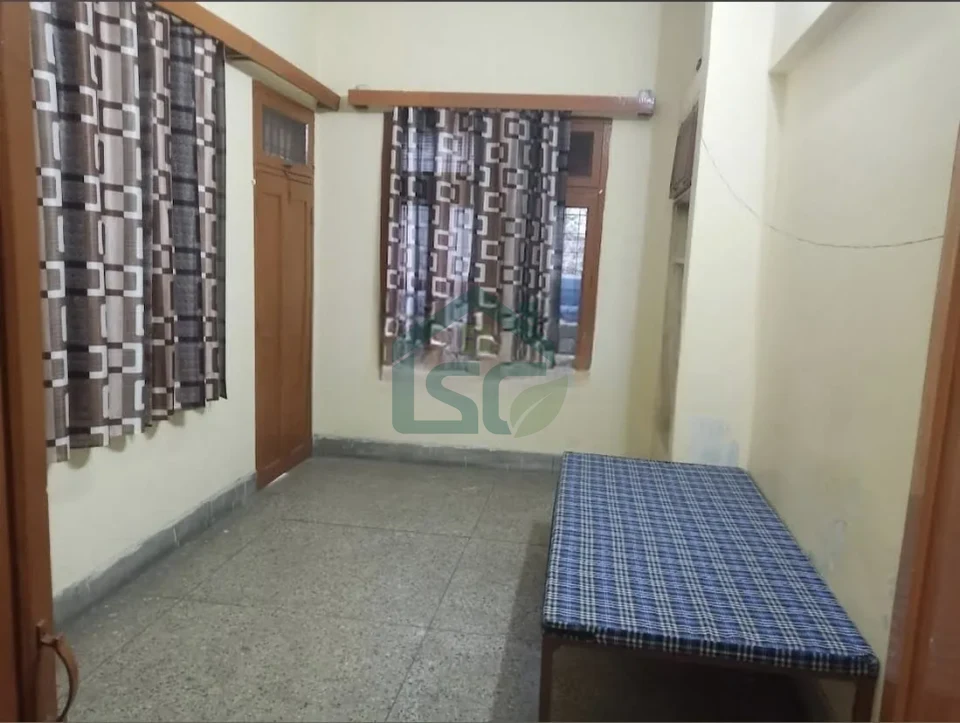 At Maa Santoshi Girls Hostel, Mahanagar, Lucknow