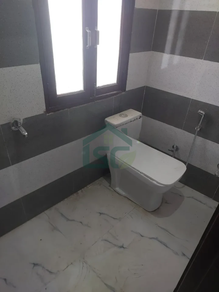 Sunny Room For Rent in Sector 68, Gurugram — property photo 3