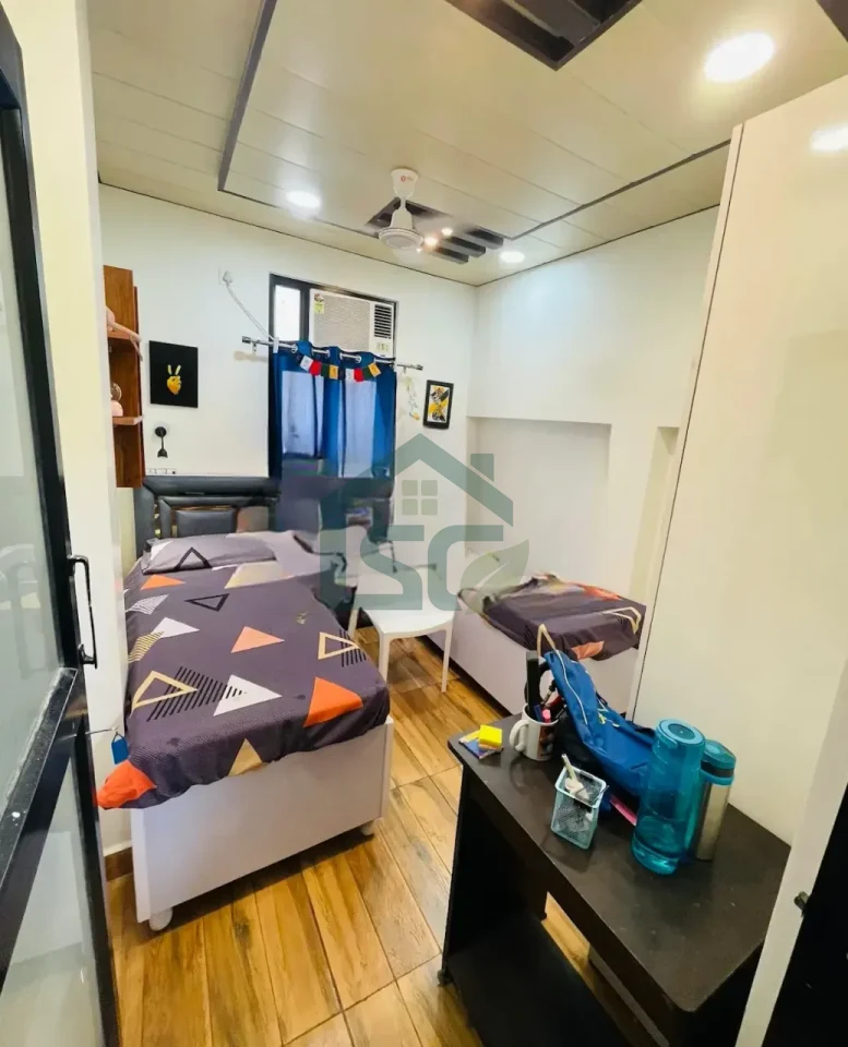 Divya Dubey girls PG in Sector 40, Noida — property photo 1